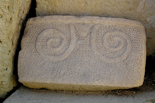Détail de spirales entrelacées à Ġgantija, Malte – Témoignage architectural du changement d'axe terrestre